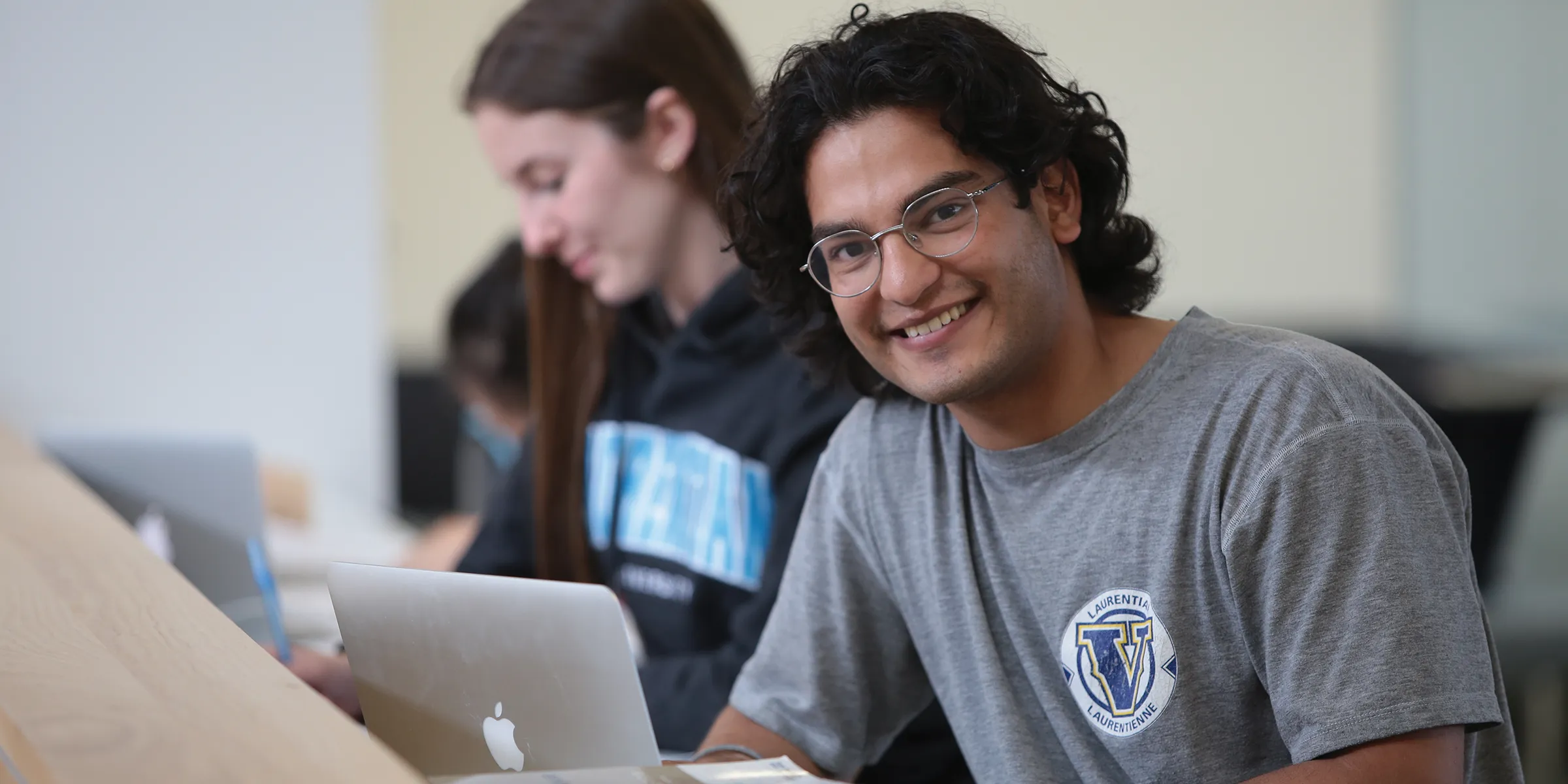 Un étudiant étudie sur son ordinateur portable.
