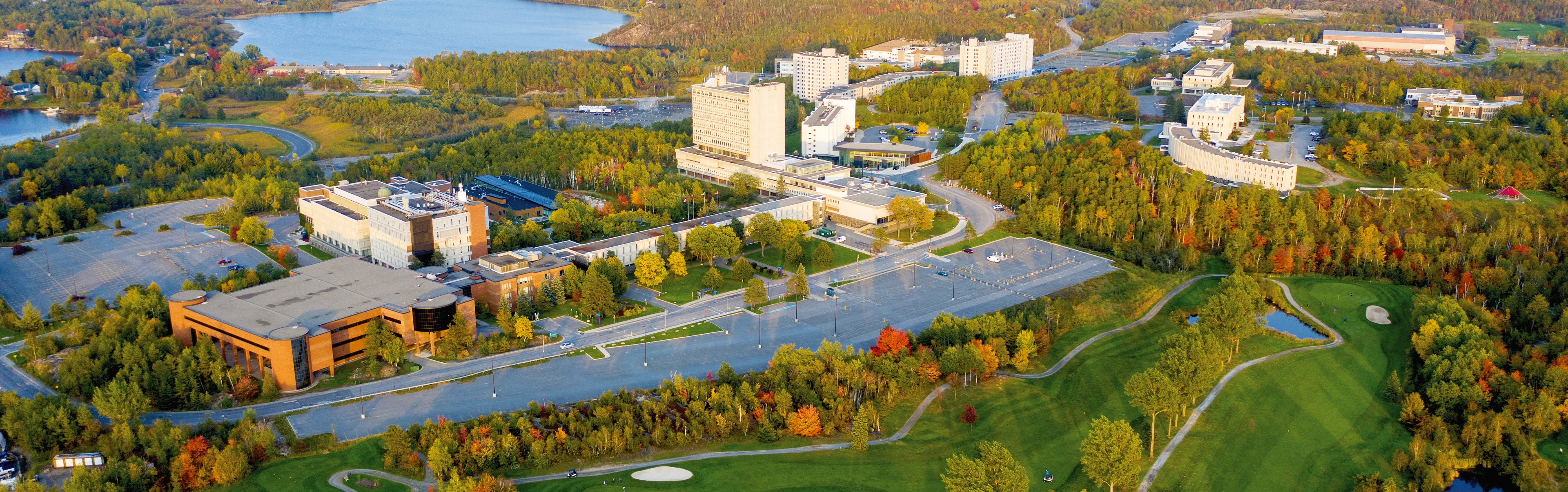 Vue aérienne du campus de l'Université Laurentienne en automne.