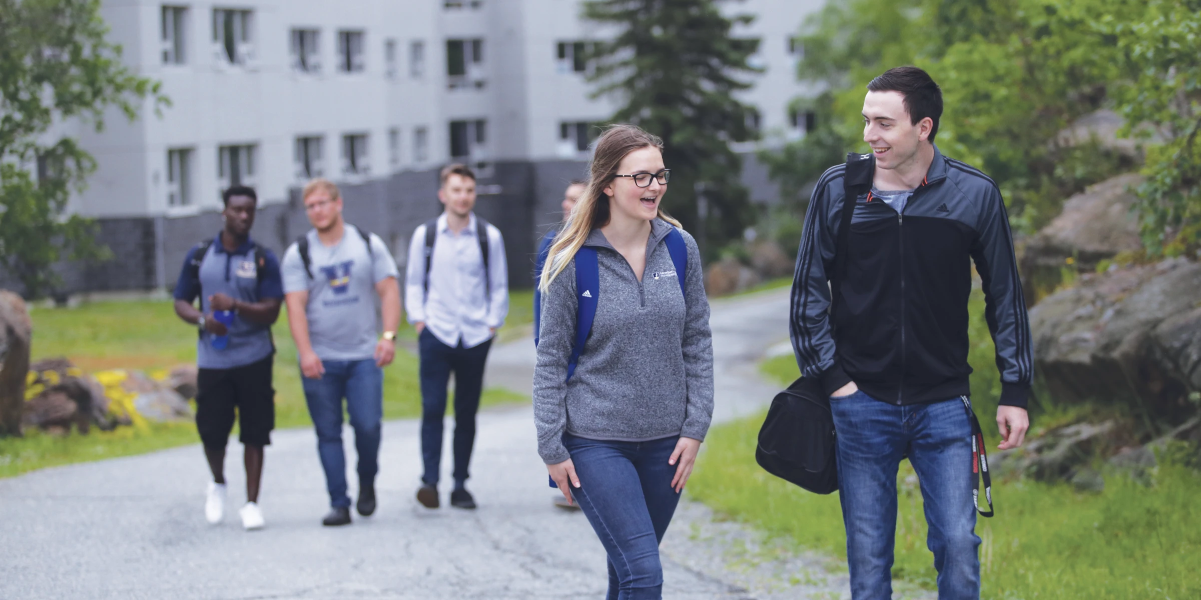 Étudiants marchant sur le campus de l'Université Laurentienne.