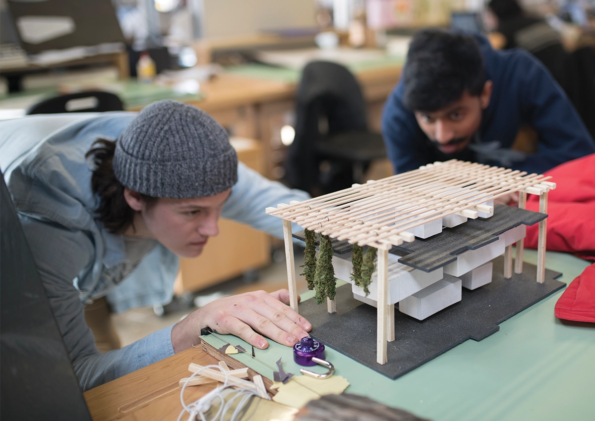 Des étudiants en architecture travaillant sur une maquette.