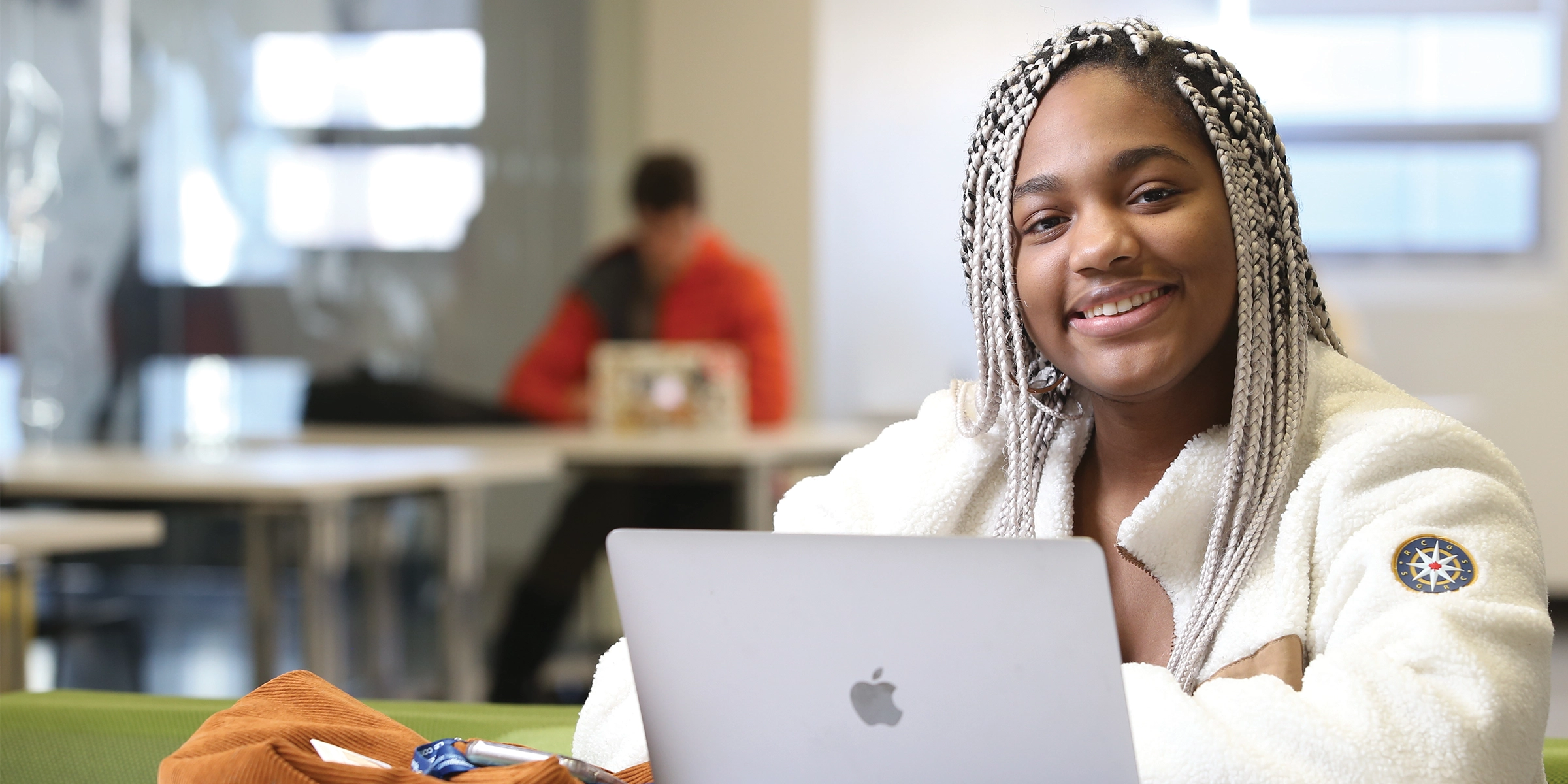 Une étudiante de l'Université Laurentienne travaillant sur son ordinateur portable dans une salle d'étude.