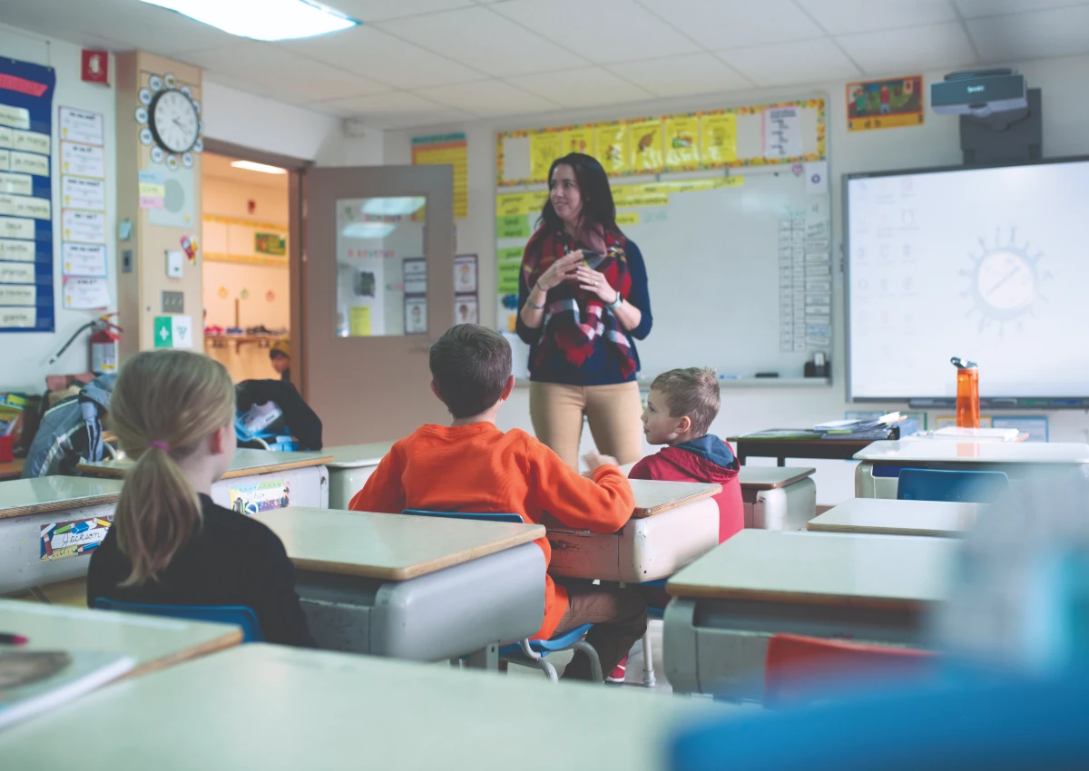 Un enseignant à la tête d'une classe enseignant à de jeunes enfants.