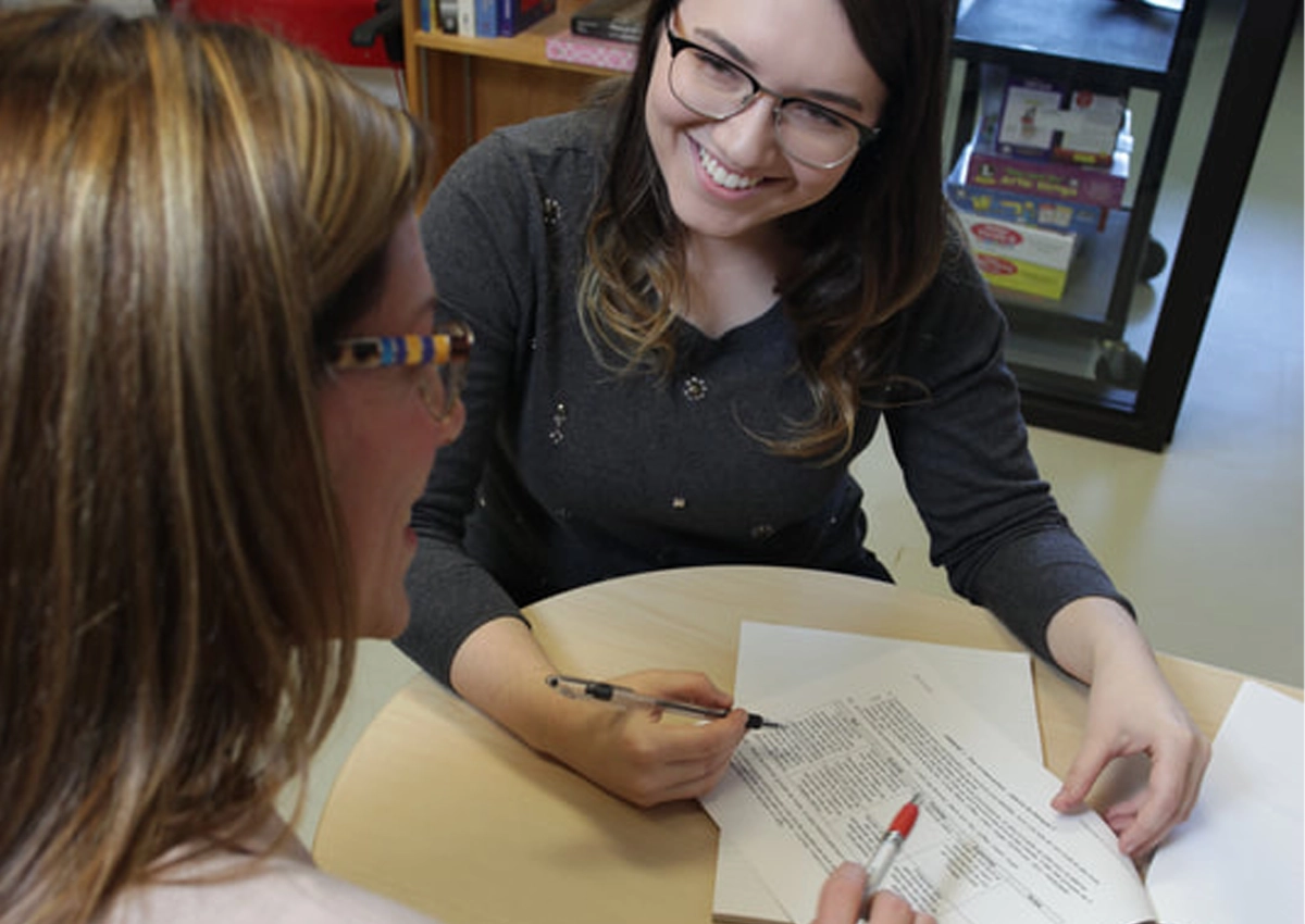 Une étudiante en orthophonie obtient des conseils personnalisés de son professeur.