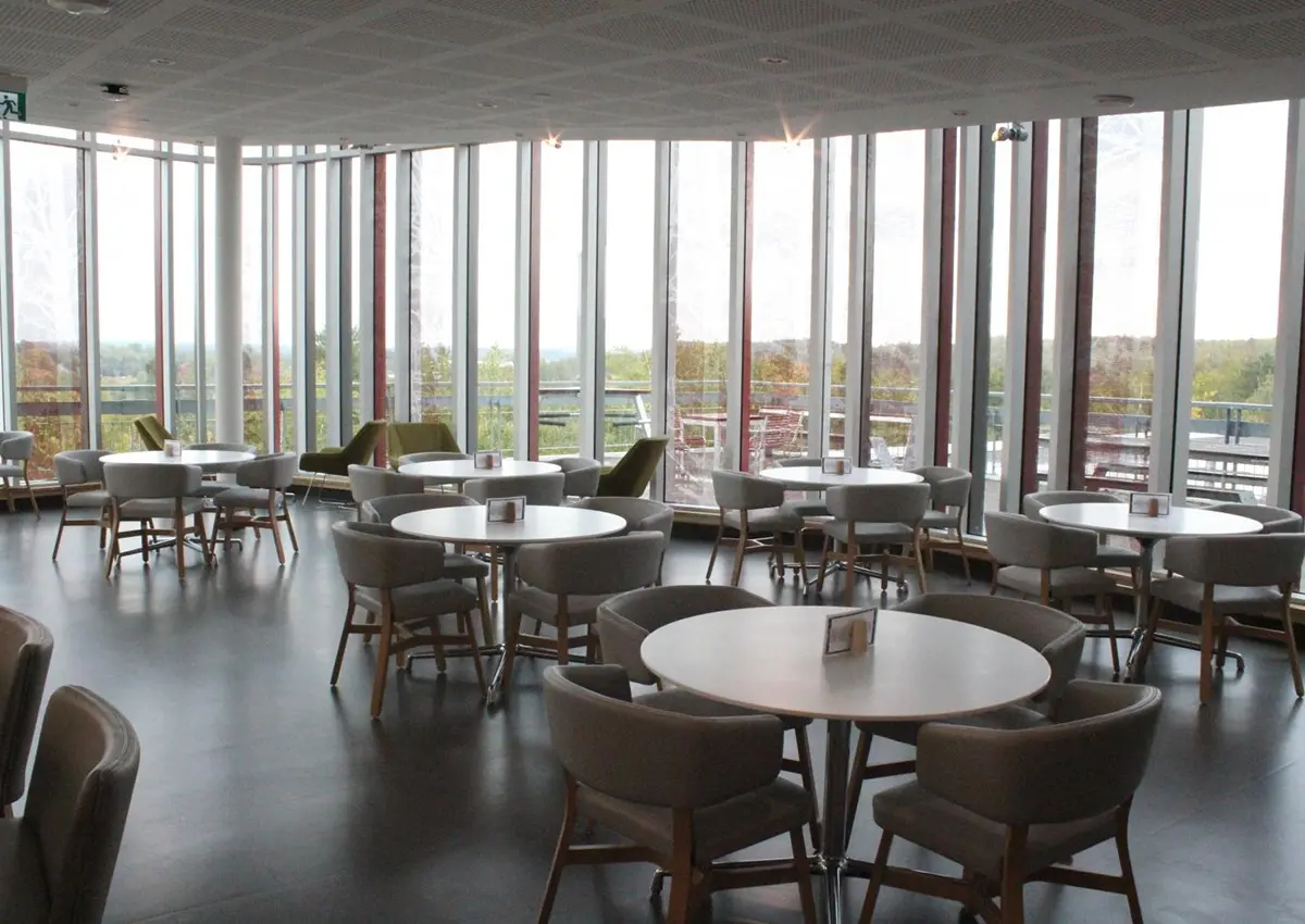 Les tables du club universitaire et la salle à manger