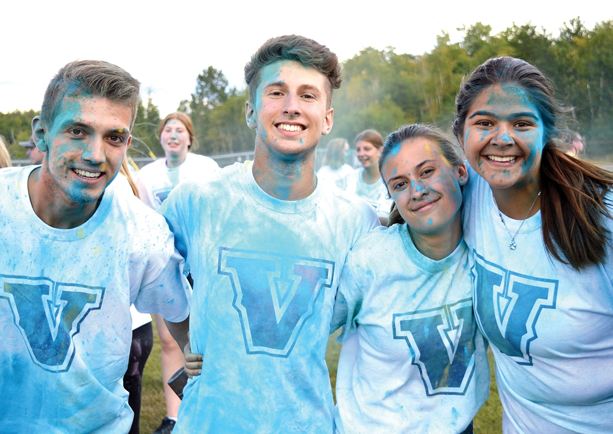 Étudiants de l'Université Laurentienne lors de la course des couleurs pendant la semaine d'orientation.