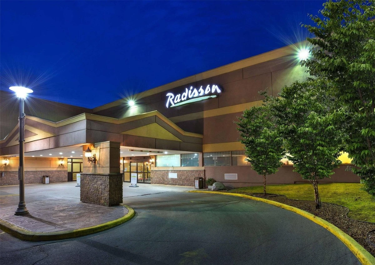 An exterior shot of the Radisson hotel in Sudbury, Ontario