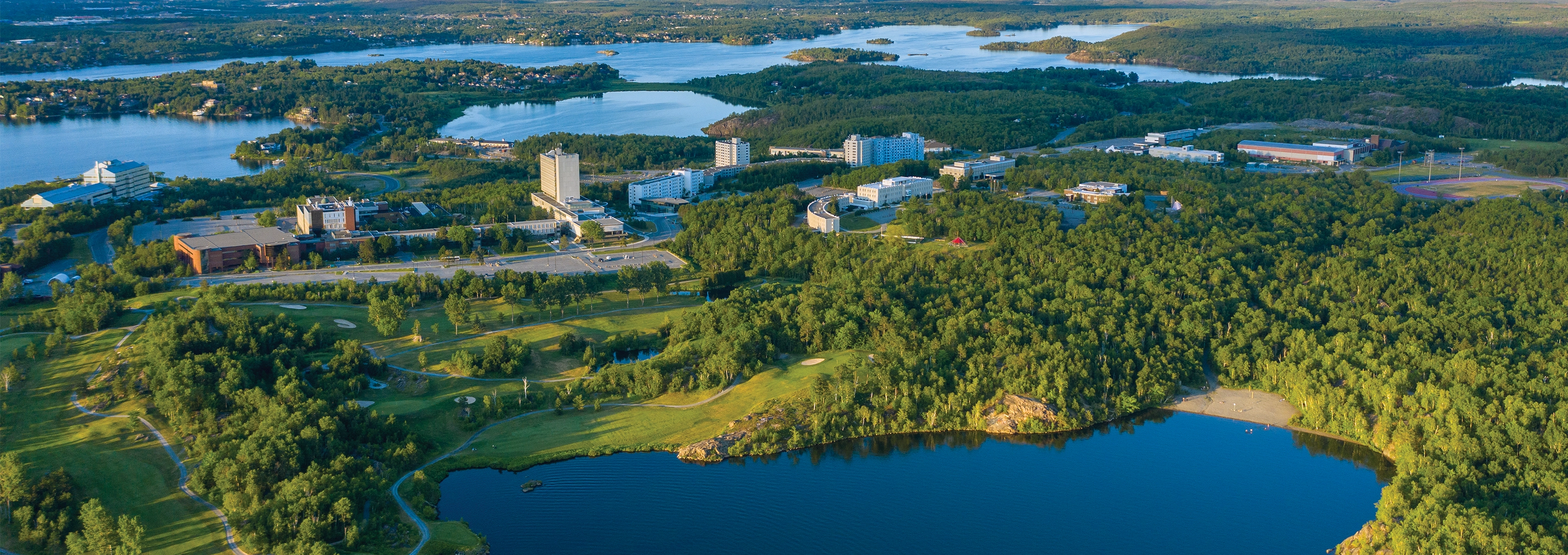 Une vue aérienne du campus de la Laurentienne.