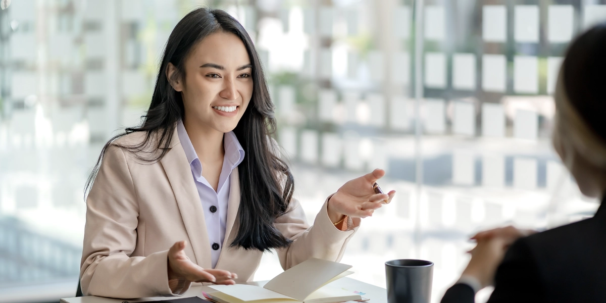 Une jeune femme en pleine réunion d'affaires
