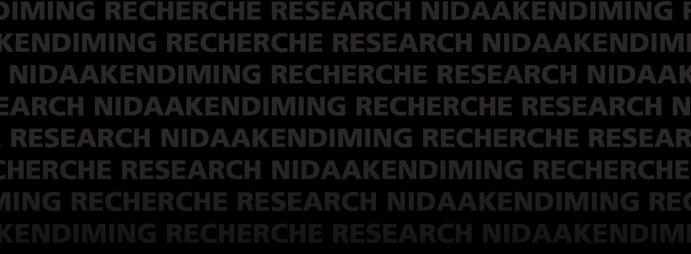 Le mot Recherche en anglais, français, et anishinaabemowin en gris sur un fond noir solide