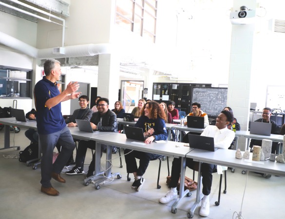Un professeur de l'Université Laurentienne qui donne un cours.