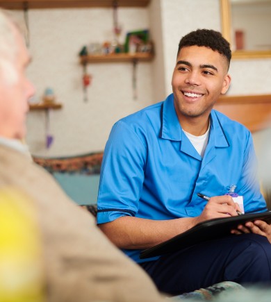 Une assistante sociale avec un patient