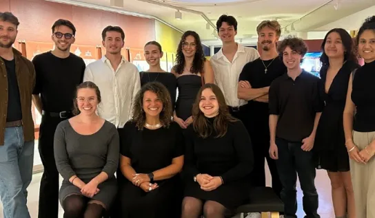 Un groupe d'étudiants et de professeurs de L'École d'architecture McEwen souriant.