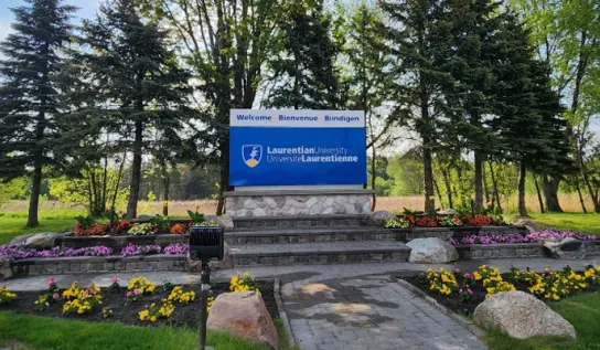 Le signe de l'Université Laurentienne et le jardin à l'entrée du campus.