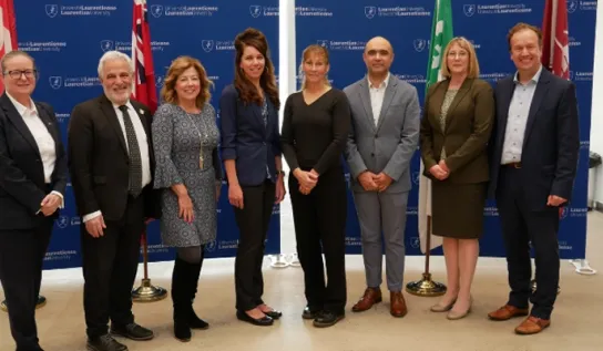 Le personnel de direction et les professeurs de l'Université Laurentienne en compagnie d'élus politiques de Sudbury.
