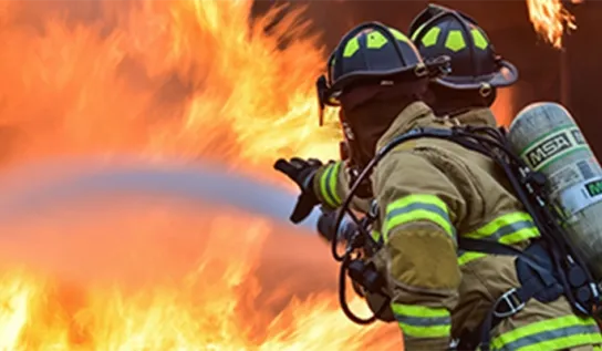 Les pompiers arrosent un incendie.