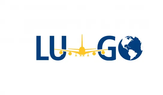 Le logo anglais de Laurentian University Global Opportunities (LUGO) : un avion jaune centré entre les lettres LU et GO, avec un globe terrestre formant le O.