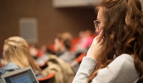Un étudiant écoutant un cours à l'auditorium Fraser.