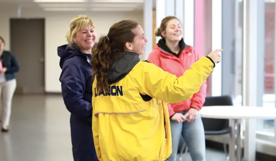 Un guide touristique de l'Université Laurentienne faisant visiter le campus.