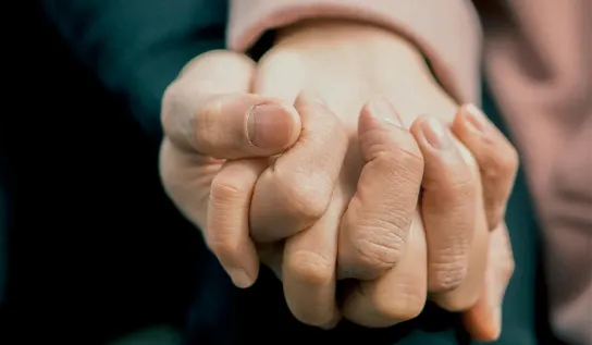 Gros plan sur deux personnes se tenant la main