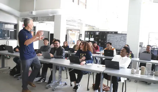 Un professeur donnant un cours à une classe d'étudiants.