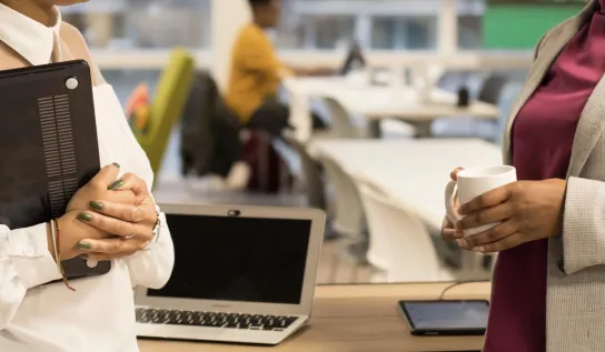 Deux employés de bureau discutant entre eux.
