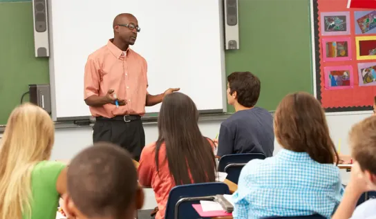 un enseignant qui donne un cours à une classe d'adolescents 