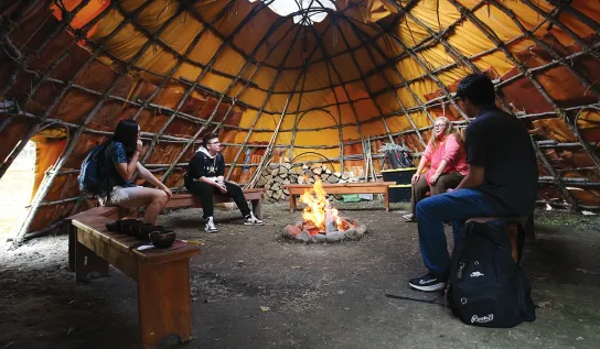 Un groupe d'étudiants de l'Université Laurentienne dans un wigwam.
