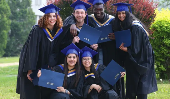Les diplômés de l'Université Laurentienne posent à l'extérieur avec leurs diplômes.