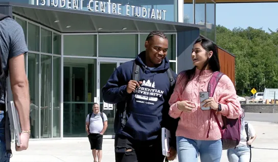 Des étudiants marchant ensemble depuis le bâtiment du centre étudiant SGA.