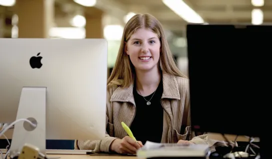 Une étudiante de l'Université Laurentienne étudiant à la bibliothèque J.N. Desmarais.