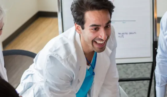 Un diplômé de la Maitrise en administration de la santé de l'Université Laurentienne dirigeant une équipe de travailleurs de la santé.