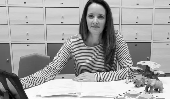 Roxanne Bélanger assise à un bureau avec de la paperasse. 