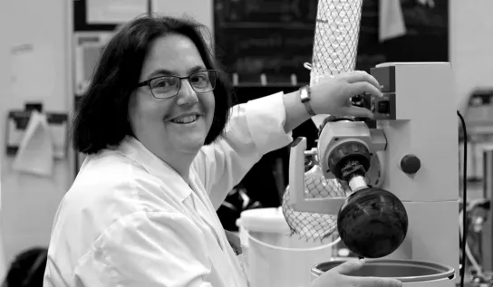 Sabine Montaut souriant alors qu'elle est dans un laboratoire 