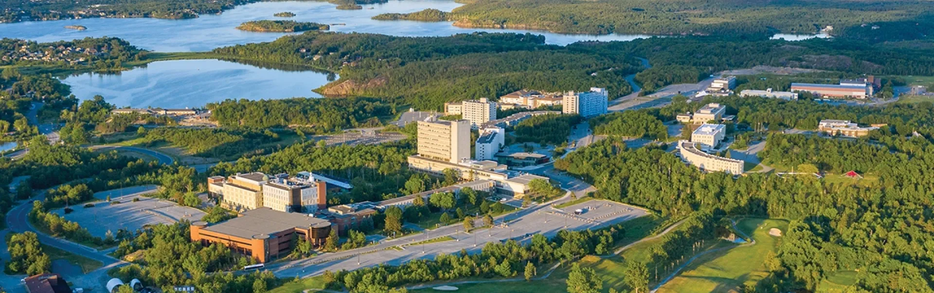Vue aérienne du campus de l'Université Laurentienne à Sudbury, en Ontario.