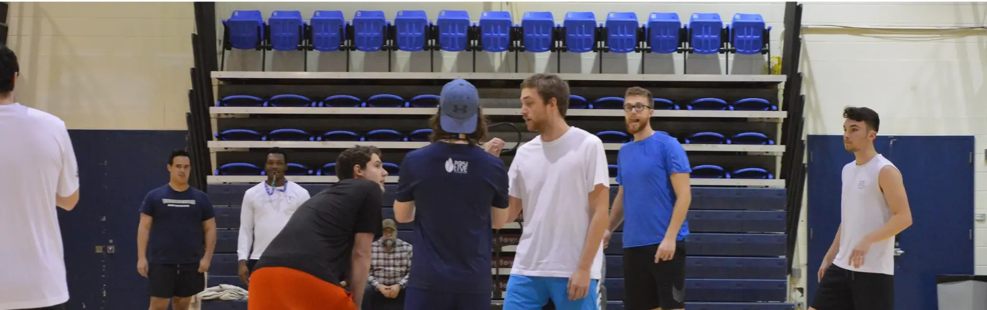 Personnes jouant au basket-ball.
