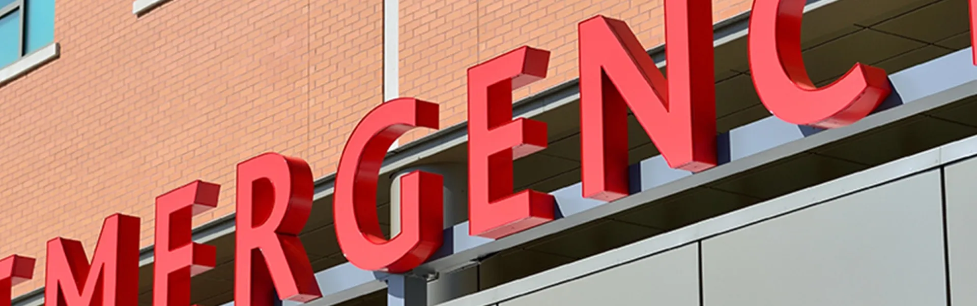 Panneau d'urgence à l'extérieur d'un hôpital