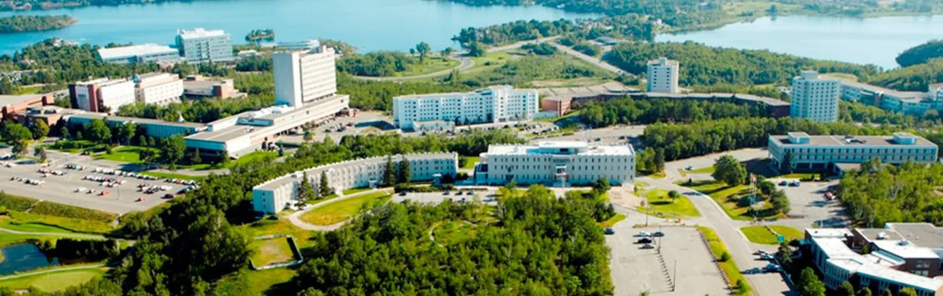 Vue aérienne du campus de l'Université Laurentienne.