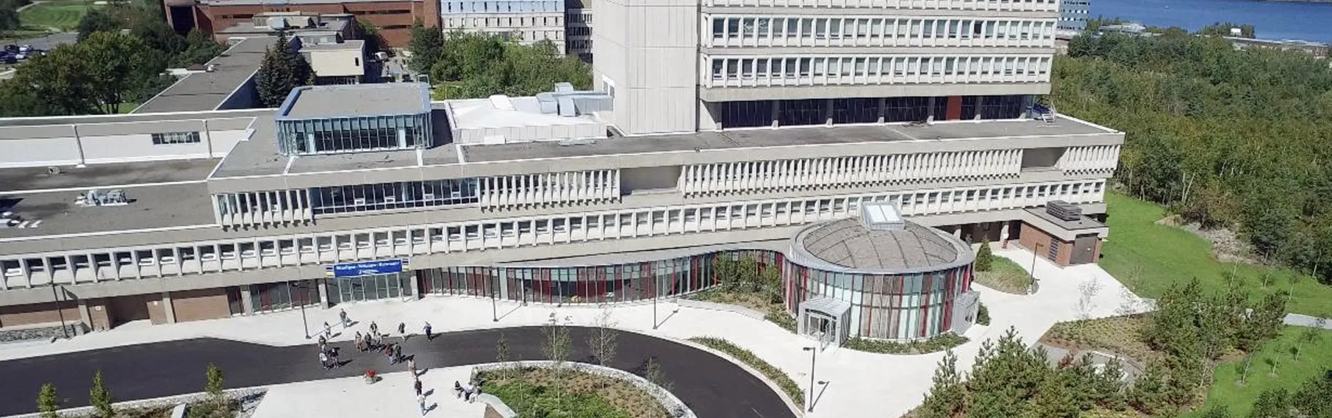 Vue aérienne de l'édifice Parker et du Centre Autochtone de partage et d'apprentissage de l'Université Laurentienne.