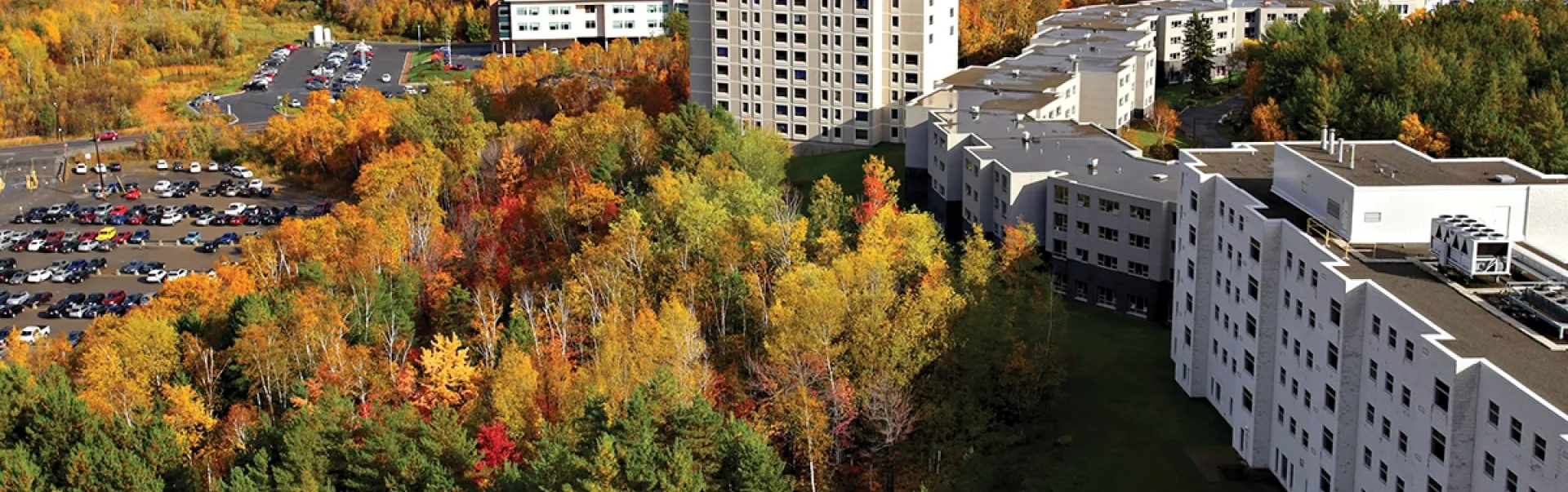 Vue aérienne des résidences universitaires de l'Université Laurentienne à l'automne.
