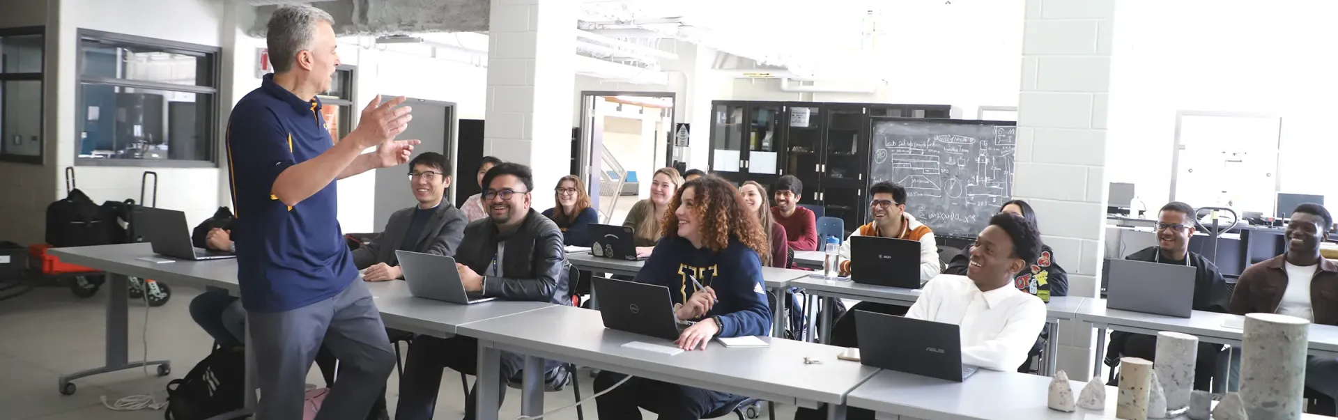 Un professeur donnant un cours à une classe d'étudiants.