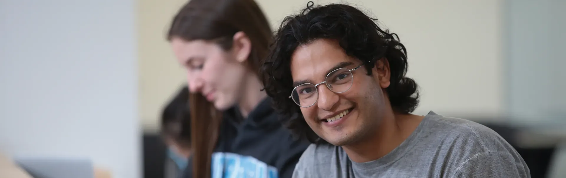 Un étudiant étudie sur son ordinateur portable.