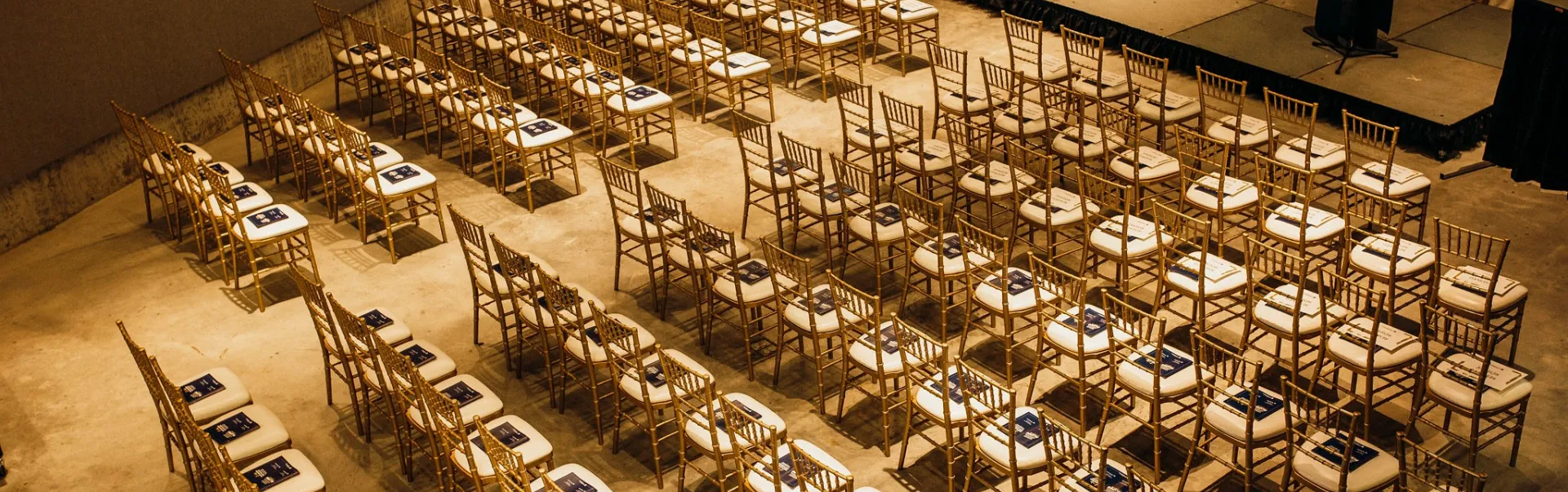 Chaises installées pour un événement 