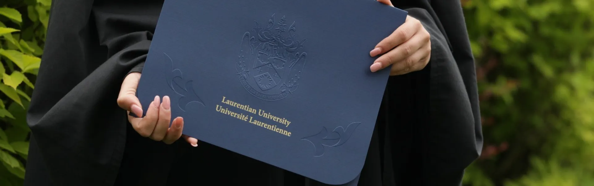 Un étudiant tenant son diplôme