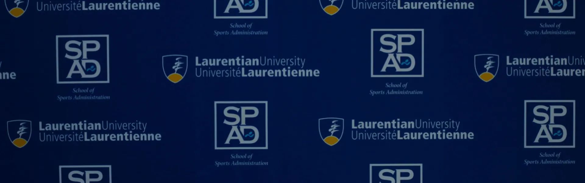 Le logo du programme d'administration des sports et celui de l'Université Laurentienne affichés sur une bannière.
