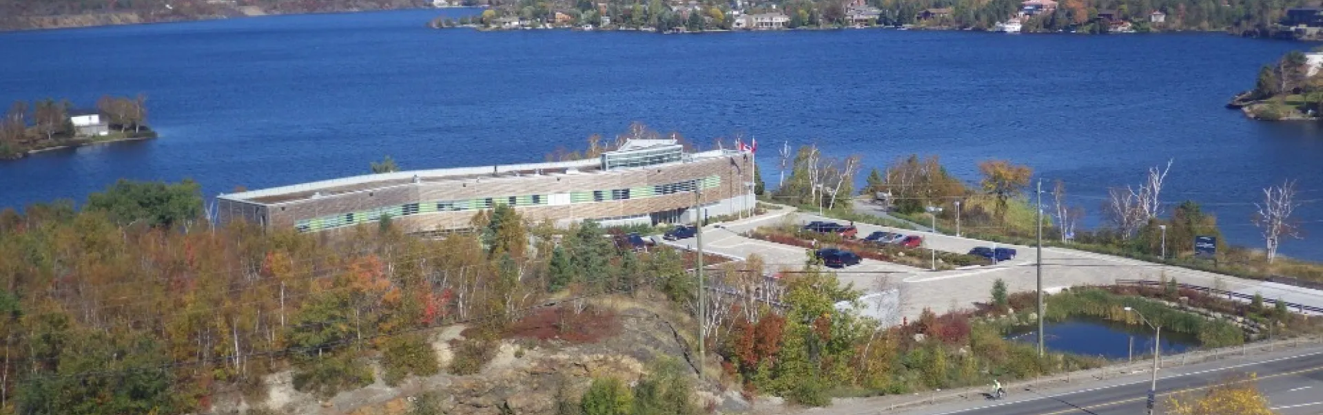 Vue aérienne du centre de vie avec les lacs