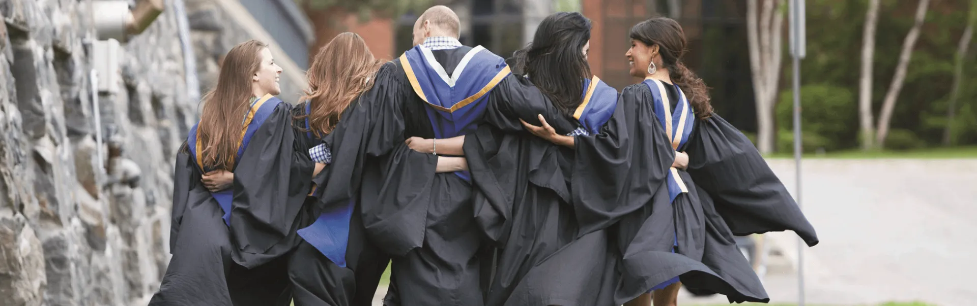 Les diplômés de la Laurentienne s'embrassent après la collation des grades