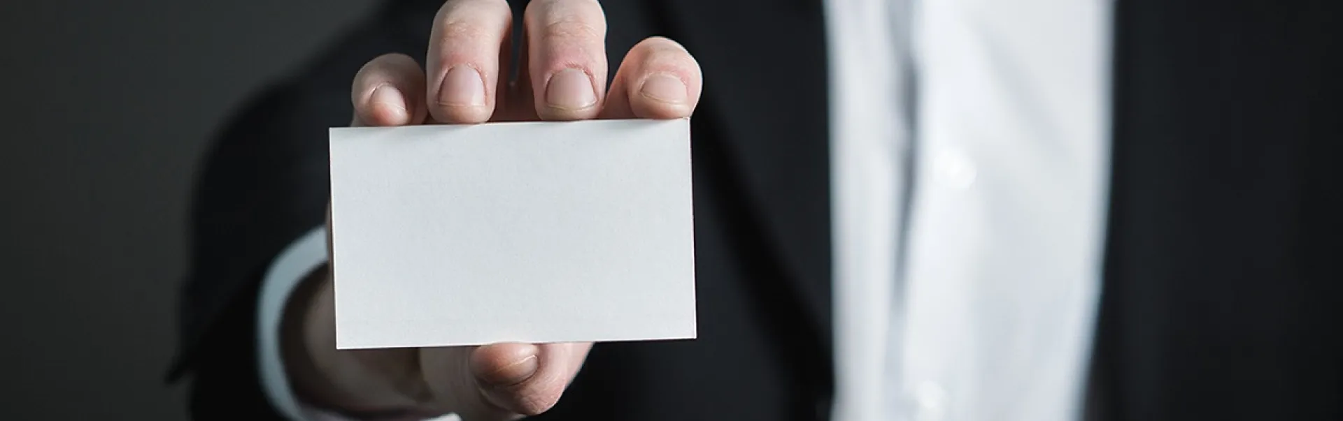 Quelqu'un affichant une carte de visite vierge