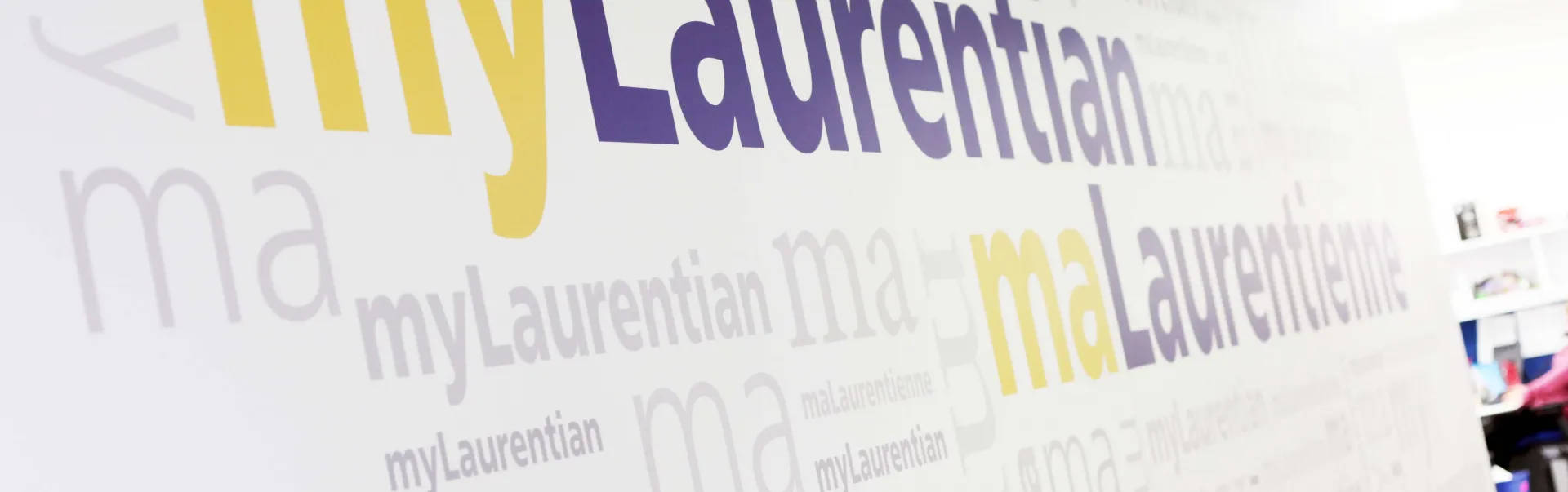 logos myLaurentian sur un mur