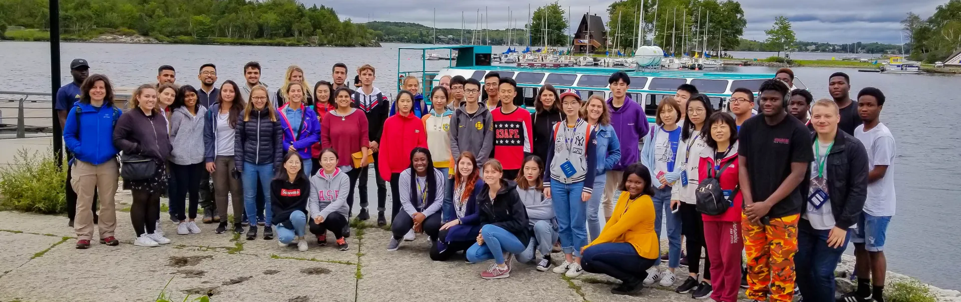 Un groupe d'étudiants internationaux au bord de l'eau