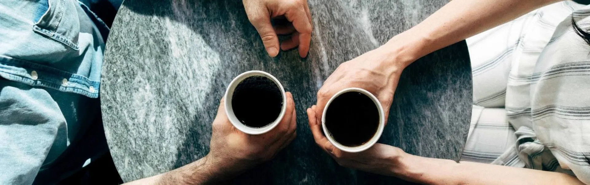 Deux personnes à une table prenant un café 